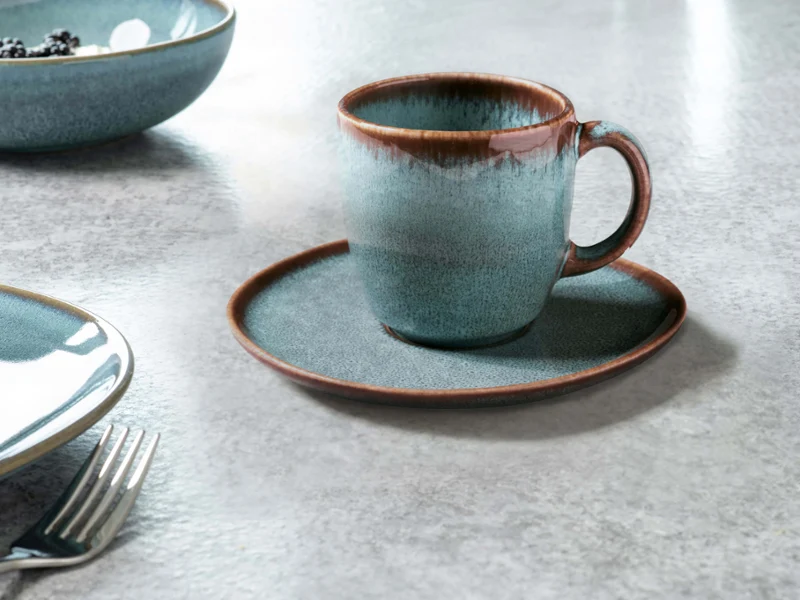 Das Geschirr der Lave Kollektion ist in türkis gehalten und passt wunderbar zur Ihrem Frühstückstisch.