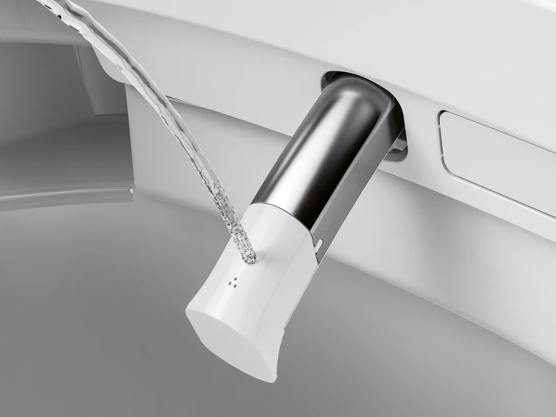 Dyse på Supreo dusjtoalett som spruter vannstråle Nærbilde av dysen på det eksklusive Supreo dusjtoalettet, som fremhever de ulike sprayfunksjonene for skånsom og presis rengjøring.