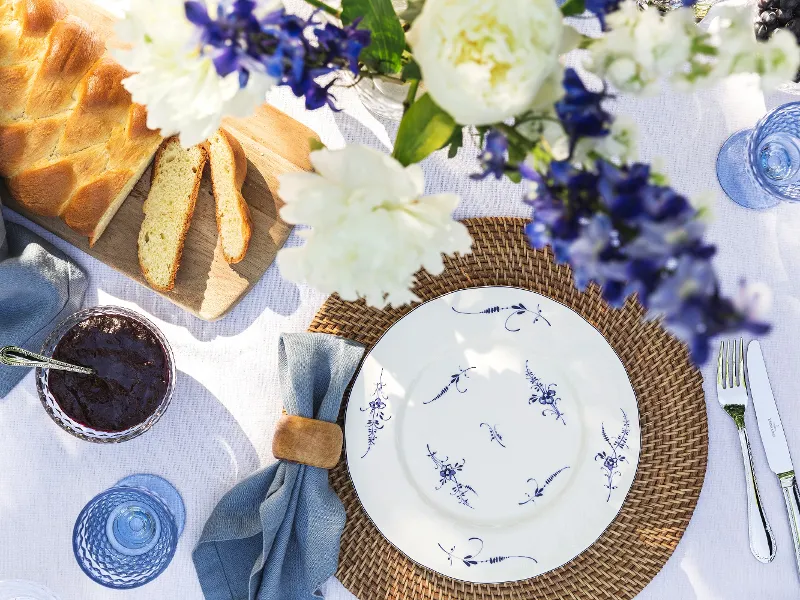 A summery table with a plate from the Villeroy & Boch Old Luxembourg collection and Boston glasses.