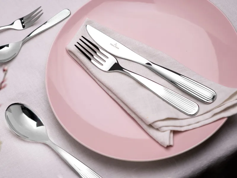 Villeroy & Boch Rose Garden cutlery on a pink-coloured Rose Garden plate decorated with flowers.