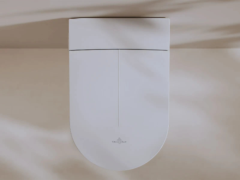 Toppvisning av Tivo dusjtoalett med lukket lokk Tivo dusjtoalett sett ovenfra viser sitt slanke design med glatte overflater og elegante konturer.