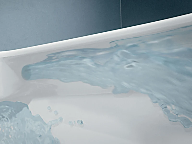 Zbliżenie toalety bezrantowej z przepływającą wodą. Technologia bezrantowa DirectFlush umożliwia dokładne czyszczenie, ponieważ cała powierzchnia muszli jest w pełni dostępna.