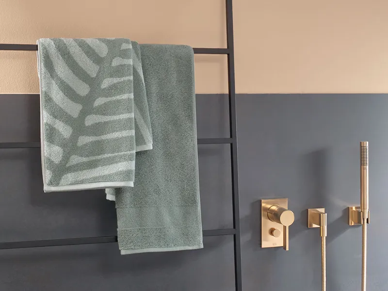 A bathroom with green towels from the One collection by Villeroy & Boch.