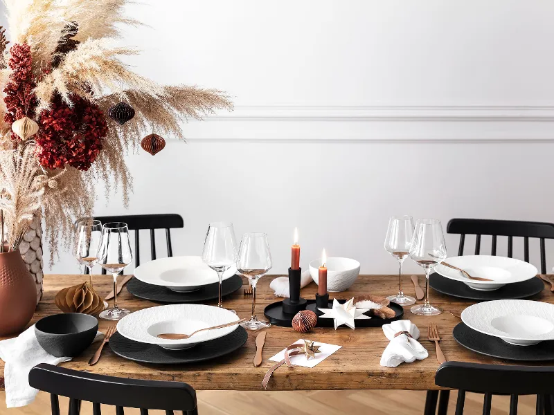 A Christmas table set with black and white plates from the Villeroy & Boch Manufacture collection.