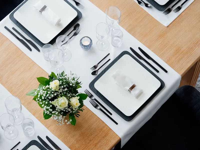 Table set with square Manufacture plates in black and white with NewMoon glasses.