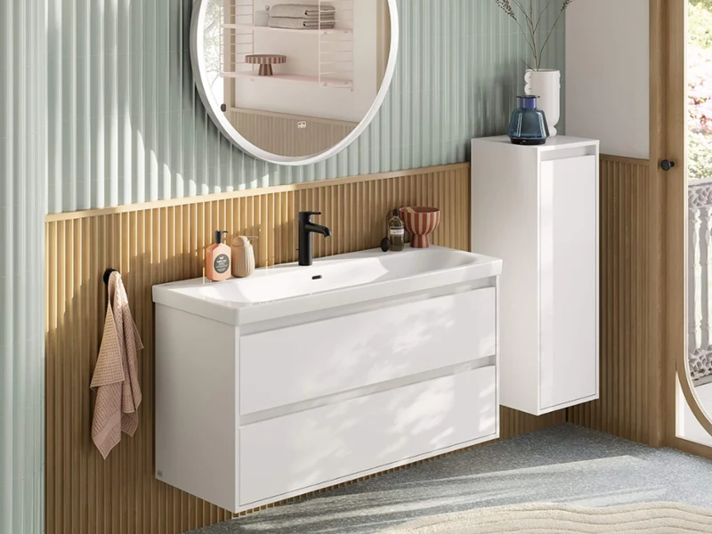 Royale wasplaats in wit met de Villeroy & Boch Skyla collectie. Royale, moderne wasplaats in pastelkleuren bestaande uit wastafelmeubel met witte onderkast, ronde verlichte spiegel, zijkast en zwarte kraan uit de Skyla badkamercollectie.