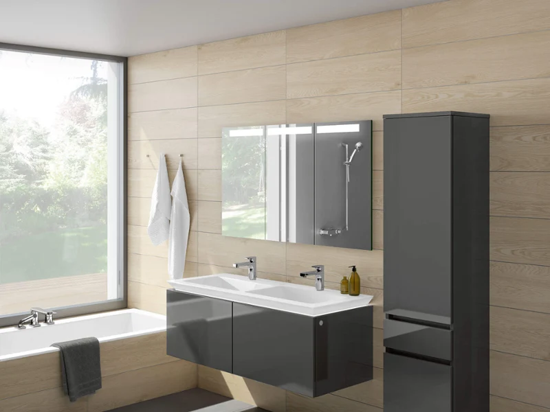 A My View-In built-in mirror cabinet with a double washbasin A built-in mirror cabinet above a double washbasin with a vanity unit in anthracite. To the left is a bath with a direct view out of the large window.