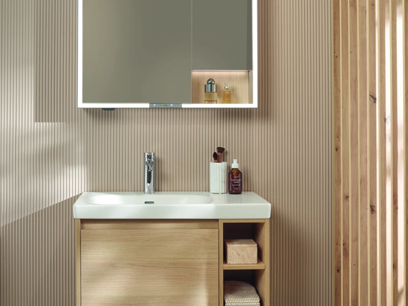 Skyla in Nordic Oak wastafelmeubel met witte wastafel op een warme, beige muur Villeroy & Boch Skyla wastafelmeubel in Nordic Oak met witte keramische wastafel, tegen hout-geïnspireerde muren – helder, puur en natuurlijk elegant.