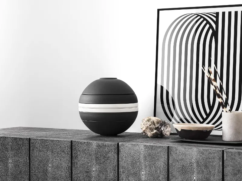 Villeroy & Boch svart-hvitt La Boule Stripe på en skjenk.