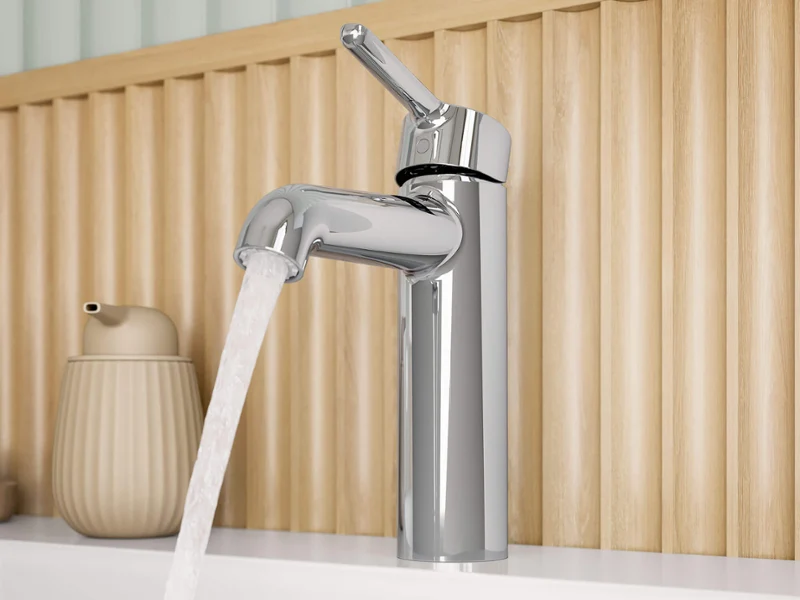 Chrome wastafelkraan uit de Skyla badkamercollectie met waterstraal Chrome wastafelkraan in een zacht, rond design uit de Skyla badkamercollectie, getoond met een volle waterstraal.