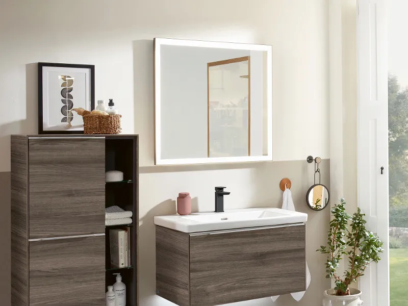 A Subway 3.0 illuminated mirror in a light-coloured bathroom with bathroom furniture in Stone Oak.