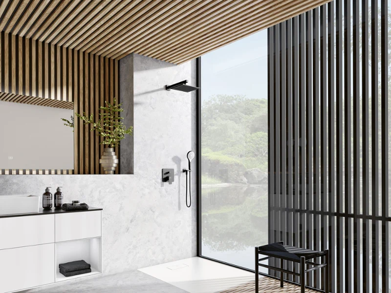 Un receveur de douche Le Valence blanc, sans rebord, dans une salle de bains moderne de Villeroy & Boch avec des boiseries.