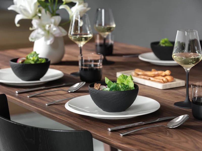 Manufacture Table Set with Travertine and Collier White Vase Un mélange soigné d’arts de la table Manufacture Travertine Rock avec un vase blanc Collier, stylisé pour un intérieur moderne.
