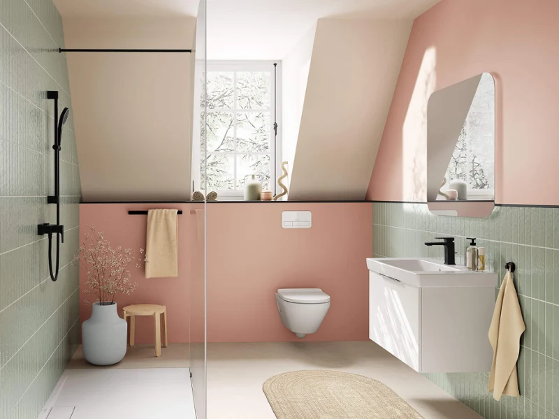 Wanna Architectura w białej łazience Nowoczesna biała łazienka z geometrycznymi czarnymi akcentami, wolnostojącą wanną, podwójną umywalką i dużym oknem z żaluzjami.