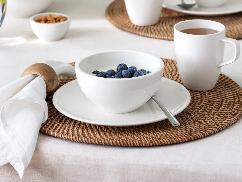 Tavolo della colazione con ciotola Artesano di yogurt e mirtilli
