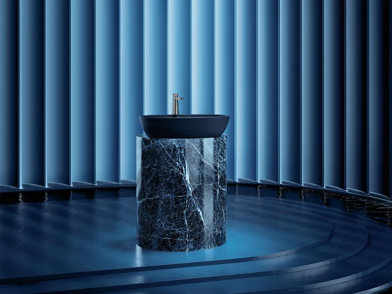 Der ovale Artis Aufsatzwaschtisch in der Farbe Nightfall steht auf einem dunklen Marmorsockel, umgeben von blauen Lichtreflexen, Wasser und architektonischen Strukturen. Die Inszenierung strahlt eine dramatische, edle Eleganz aus.