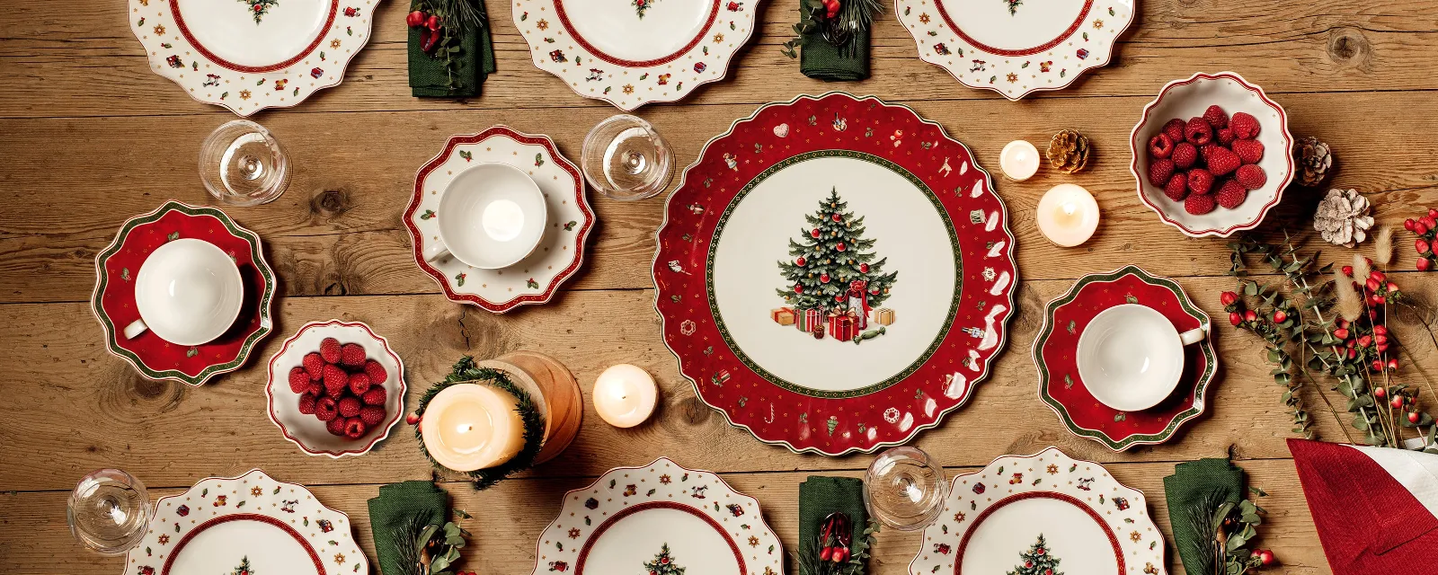 A Christmas table with red and green Villeroy & Boch Toy's Delight plates and napkins.