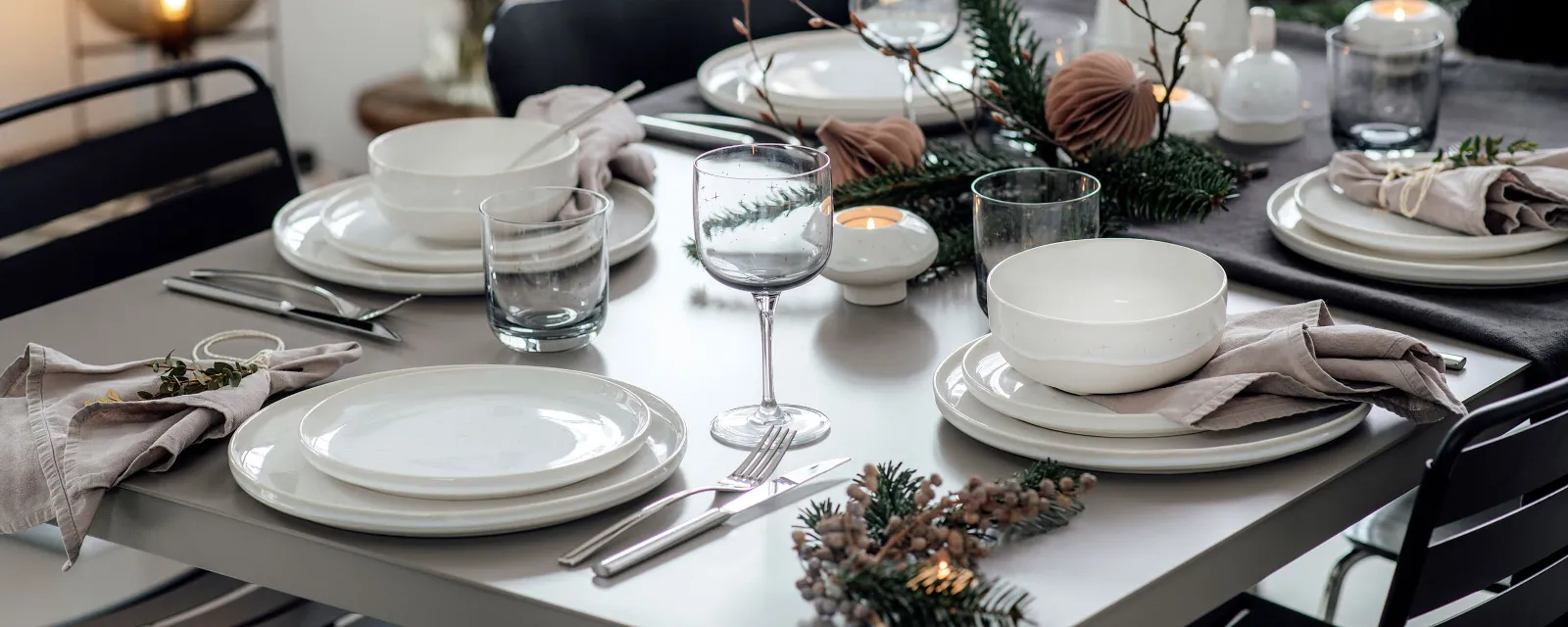 A dining table set with tableware, glasses and decoration from the Villeroy & Boch Winter Glow collection.