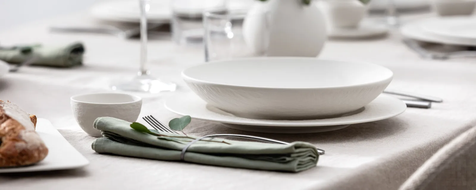 Elegant table setting with white Manufacture plates, Piemont flatware and La Divina glasses from Villeroy & Boch.