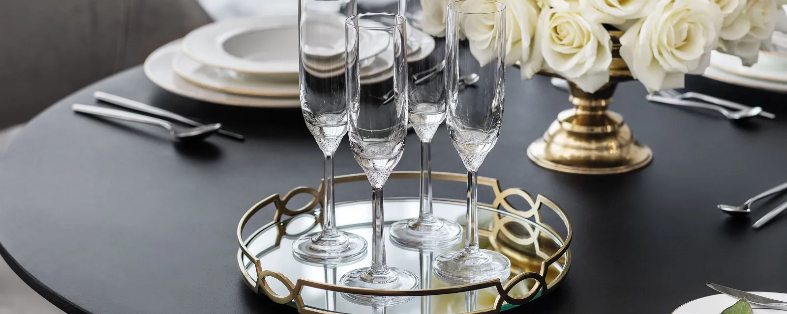 Octavie champagne glasses from Villeroy & Boch on a black tray.