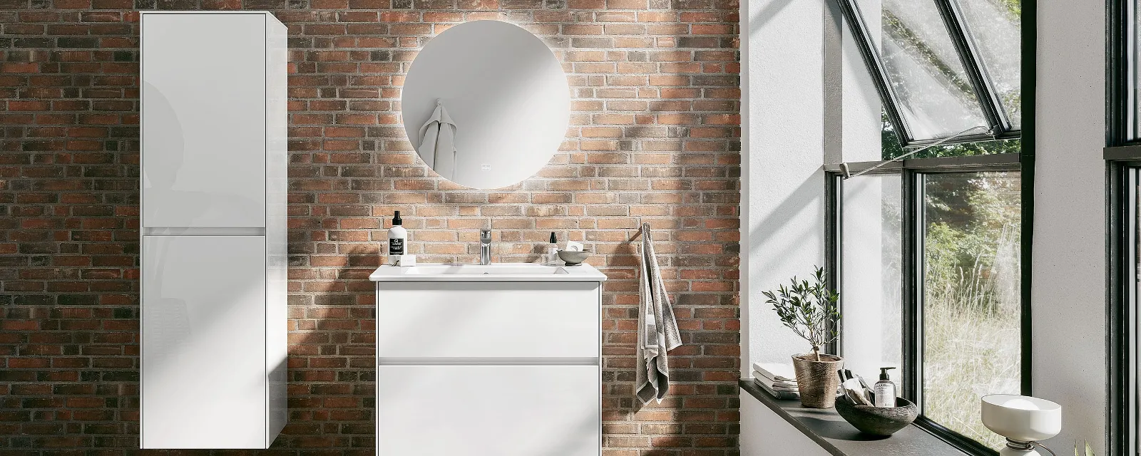 Collaro vanity unit with Venticello vanity washbasin and More to See Lite mirror in an industrial chic bathroom by Villeroy & Boch.