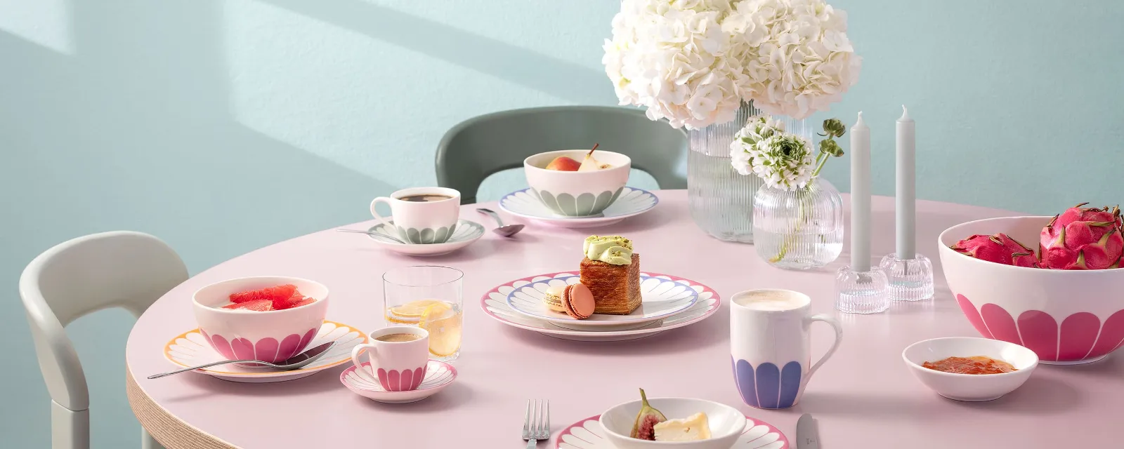 A carefree summer feeling with Villeroy & Boch Fleur A table set with Fleur crockery in pink and blue, candles and flowers.