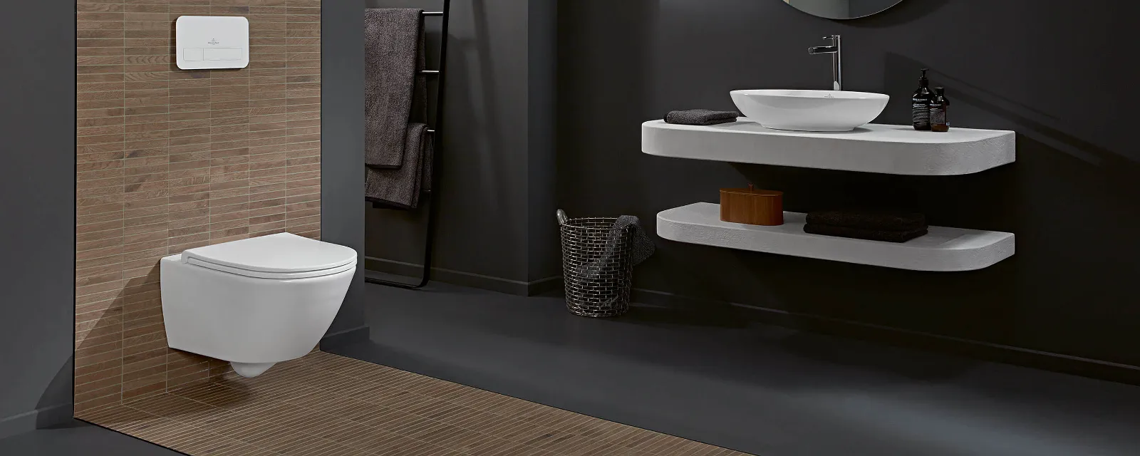 Et baderom med Universo TwistFlush-toalett fra Villeroy & Boch, servant og speil.