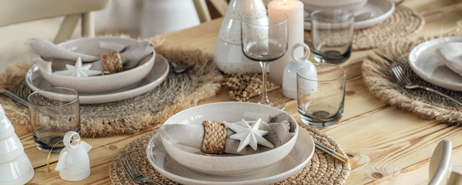 Stylish dining table with Winter Glow decoration and Perlemor crockery from Villeroy & Boch. Candles create a festive atmosphere.