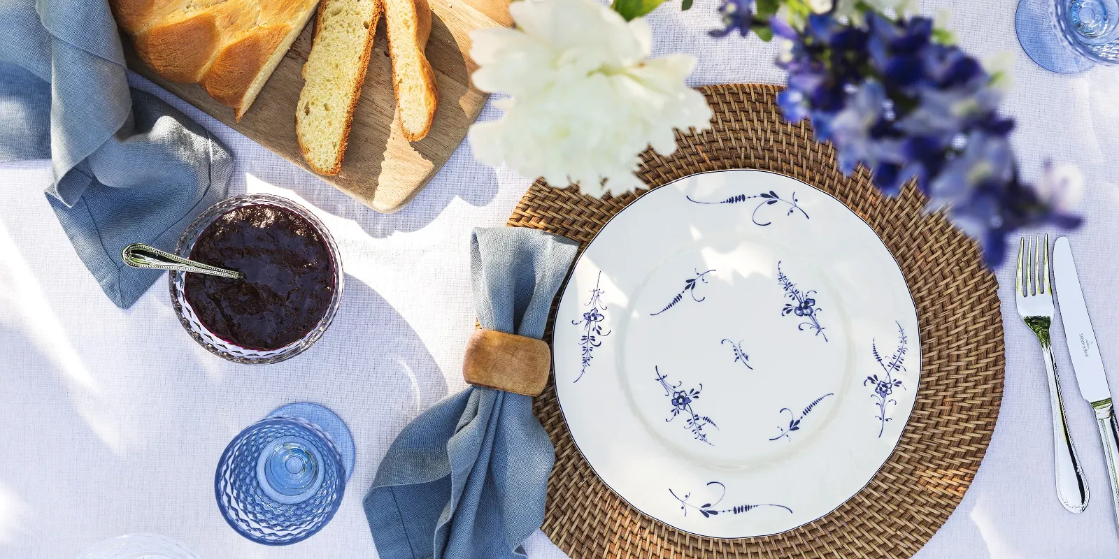 A summery table with a plate from the Villeroy & Boch Old Luxembourg collection and Boston glasses.