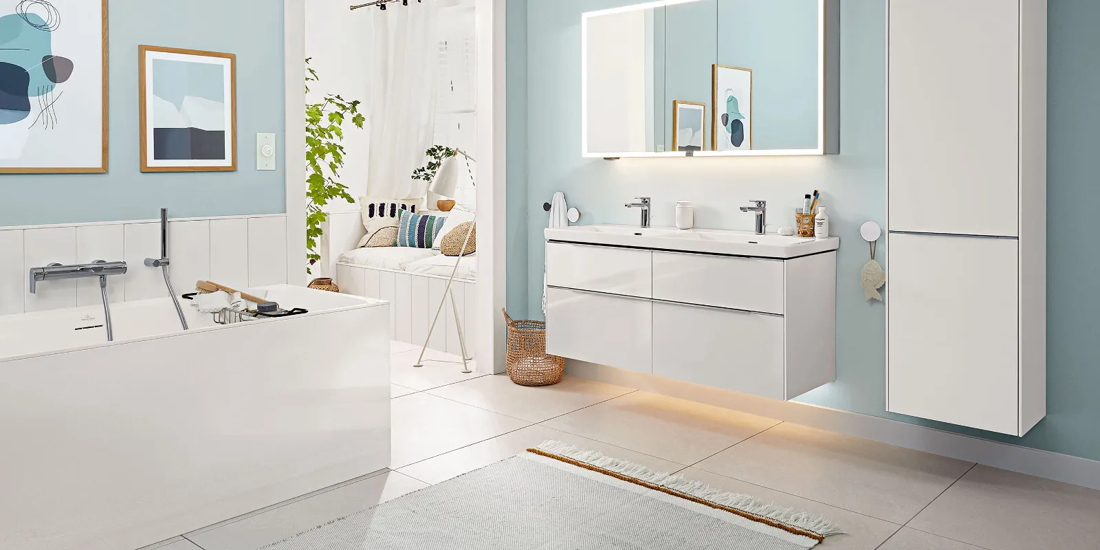 A large bathroom with Subway 3.0 bathroom furniture by Villeroy & Boch.