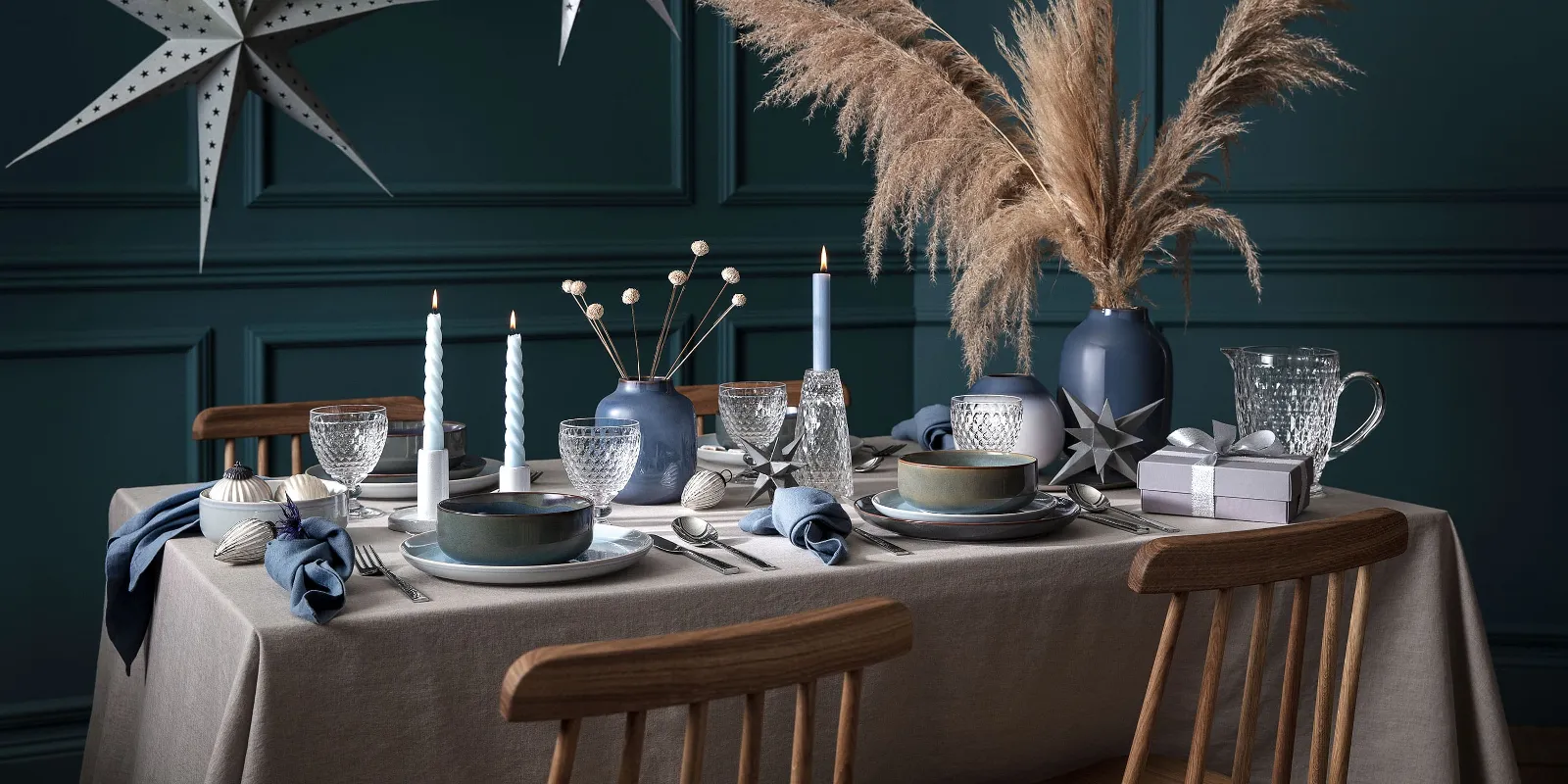 A Christmas dining table set with like. by Villeroy & Boch Crafted tableware.