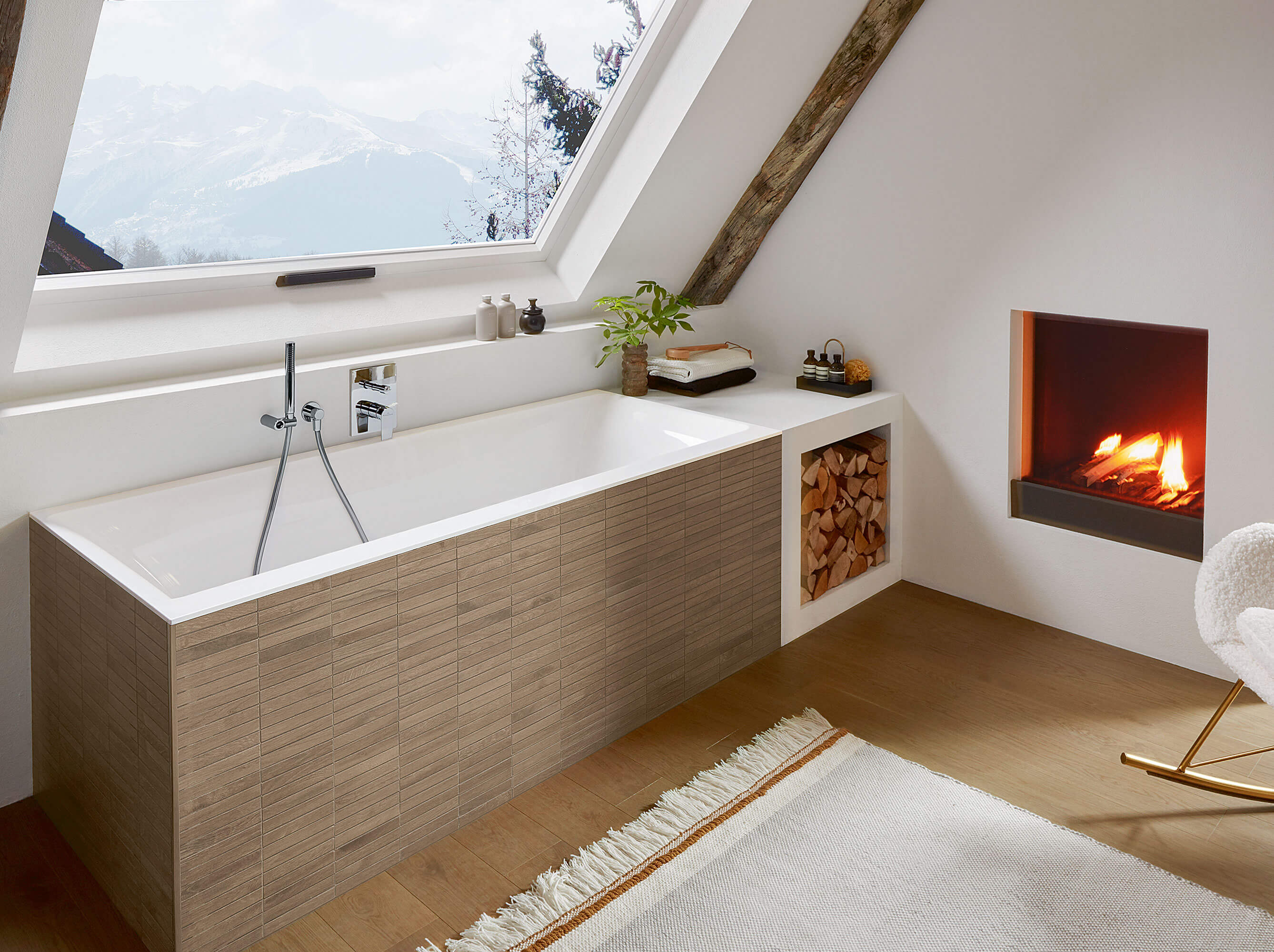 Une baignoire Subway 3.0 avec une cheminée Une baignoire Subway 3.0 dans une salle de bains mansardée avec une cheminée.