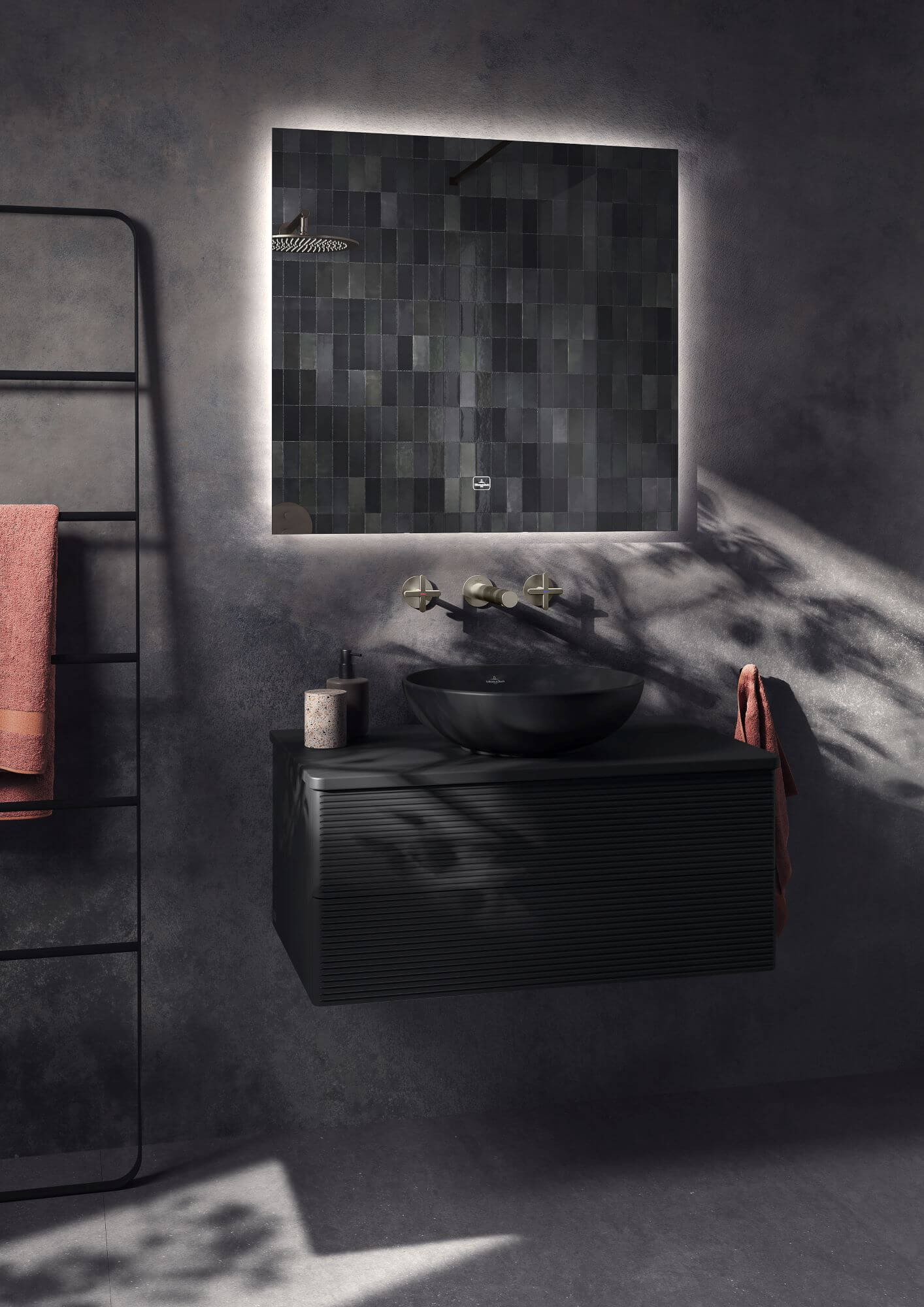 Modernes Badezimmer mit einem schwarzen Antao WC, Squaro Infinity Duschwanne und einem runden More to See Lite Spiegel über einem Collaro Waschtisch. Ein Fenster sorgt für Tageslicht.