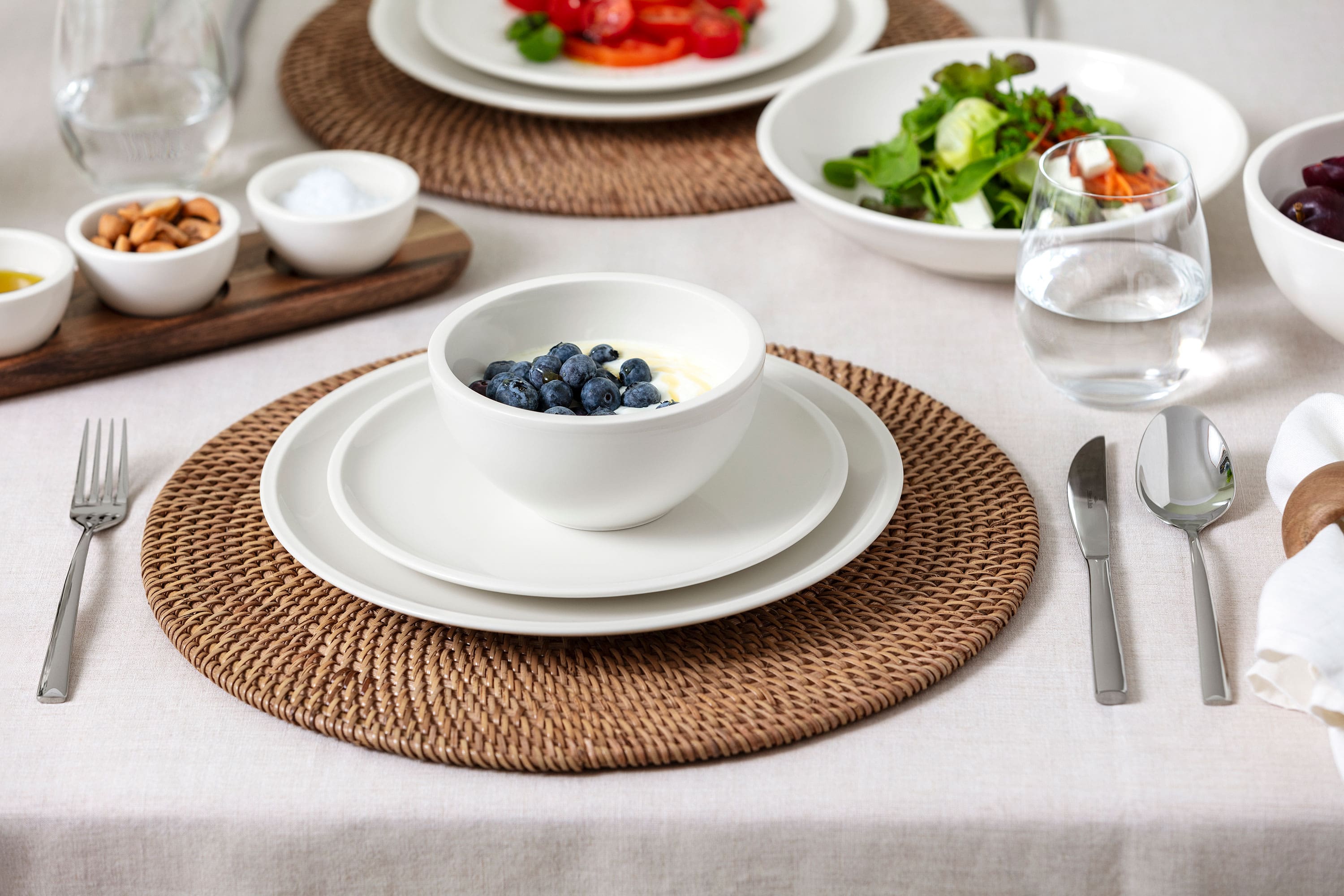 Table lumineuse et naturelle pour le petit-déjeuner ou le déjeuner avec la vaisselle Artesano Original de Villeroy & Boch – assiette à déjeuner, assiette plate, bol, bol à pâtes et ménagère Piemont 30 pièces. Une disposition fraîche et intemporelle au style épuré et naturel.