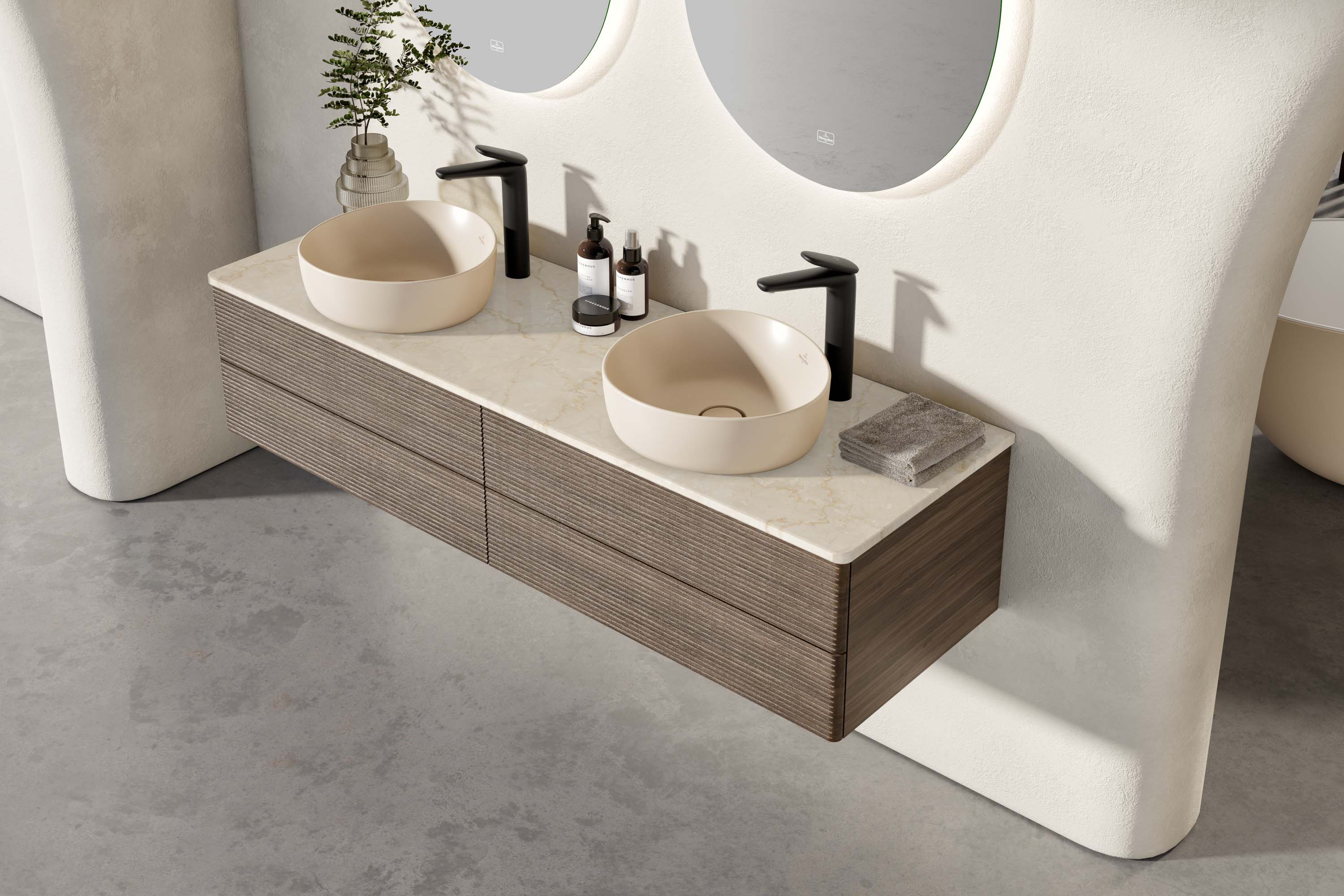 Un meuble sous plan dans des tons naturels clairs avec deux lavabos indépendants, des robinetteries noires et mates et des miroirs Villeroy & Boch.