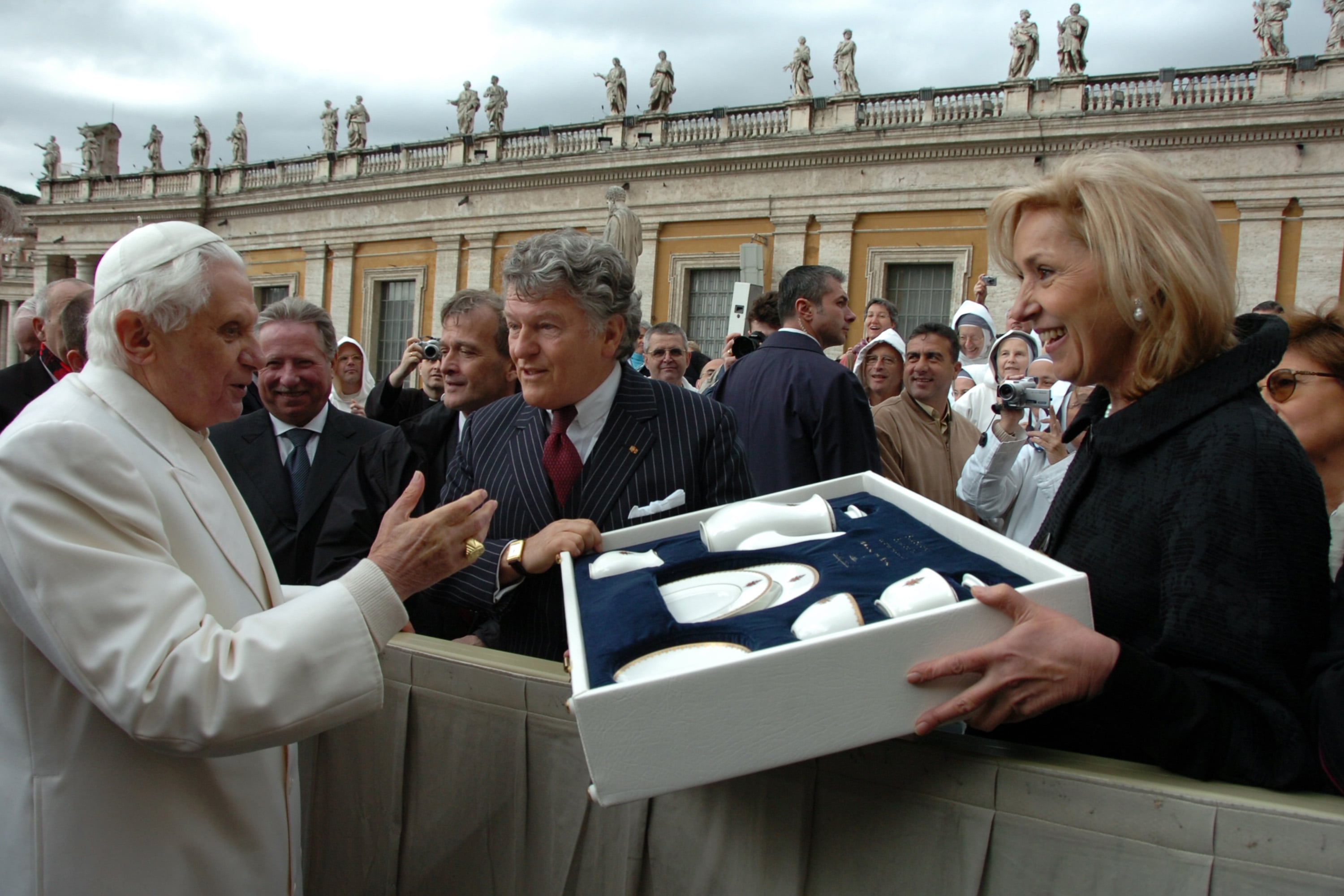 Pope Francis with a V&B Collection Pope Francis with a V&B Collection, showcasing the Historical impact of Villeroy & Boch.
